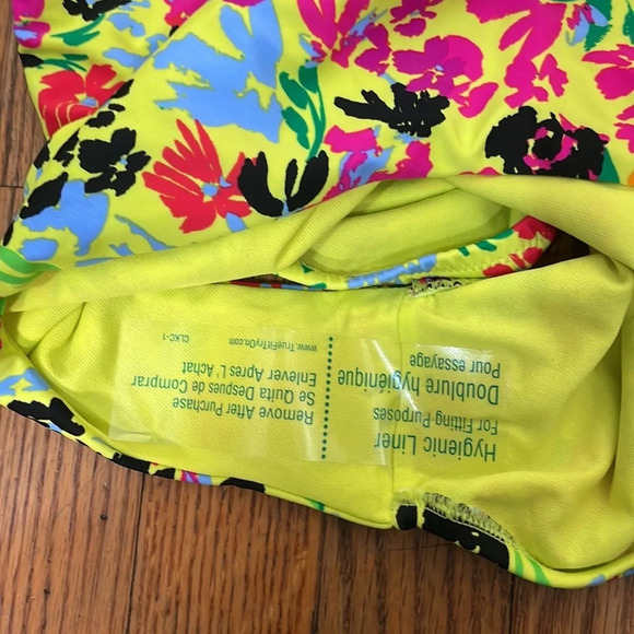 Bar Iii Women's Floral Chic One-Piece Swimsuit Citron Yellow Swimsuit size L NWT - Picture 4 of 6